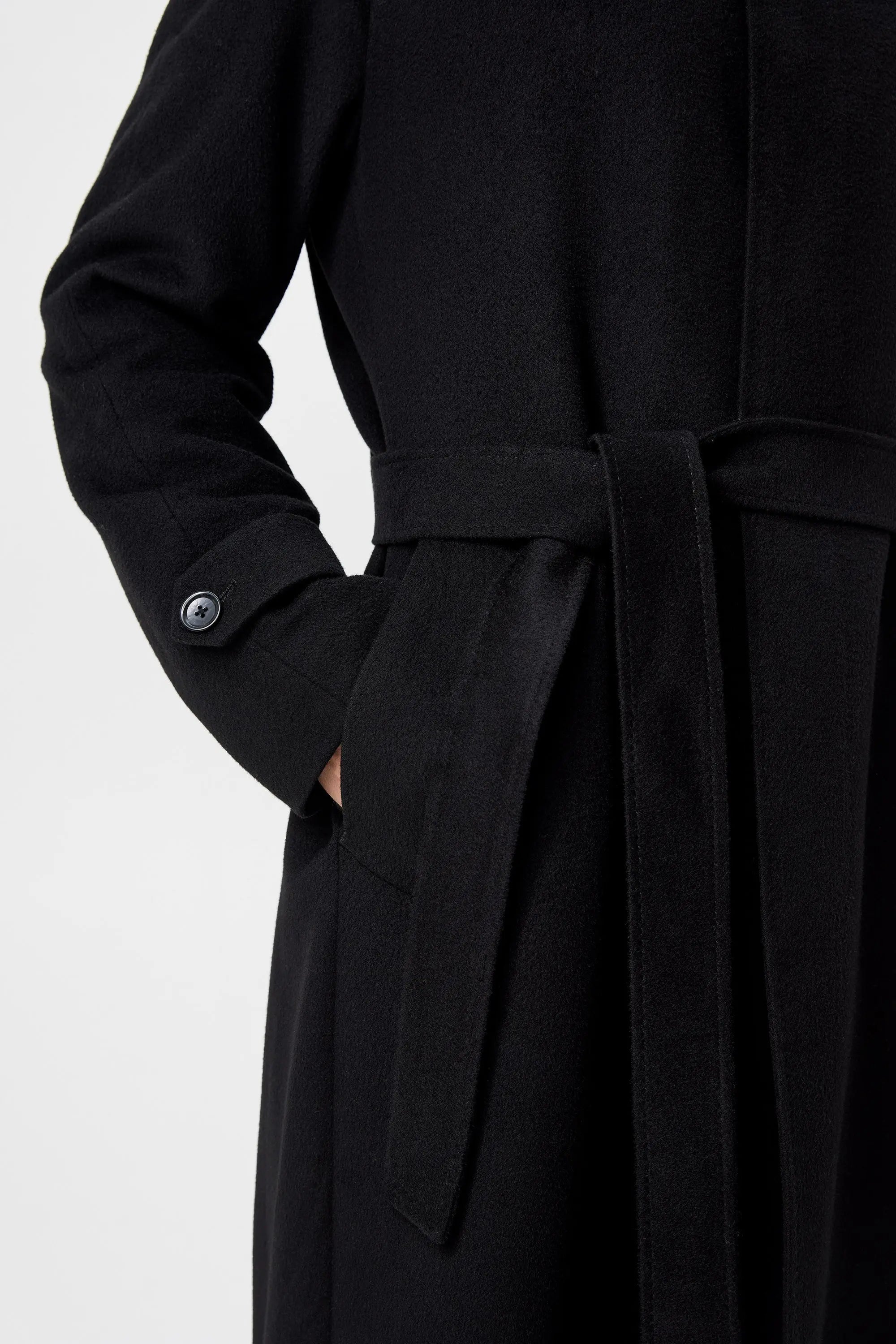 03 - Raglan Coat - Black Giabe